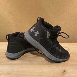 UNDER ARMOUR youth sneakers size US 4, black excellent condition